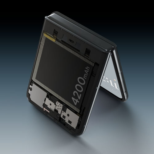 新型の大画面折りたたみスマホ | motorola razr 50 | motorola JP